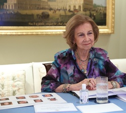 Su Majestad la Reina Doña Sofía en el transcurso de la videoconferencia que ha mantenido con la Junta Directiva del Queen Sofia Spanish Institute
